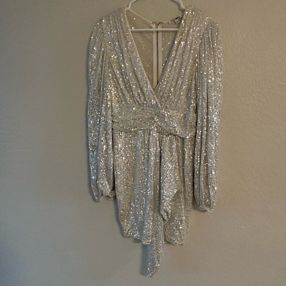 FASHION NOVA WOMEN DRESS SIZE L COLOR WHITE & SILVER USED ONCE GOOD FOR PARTY